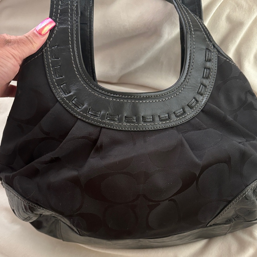 Coach Black Shoulder Bag with Sleek Design